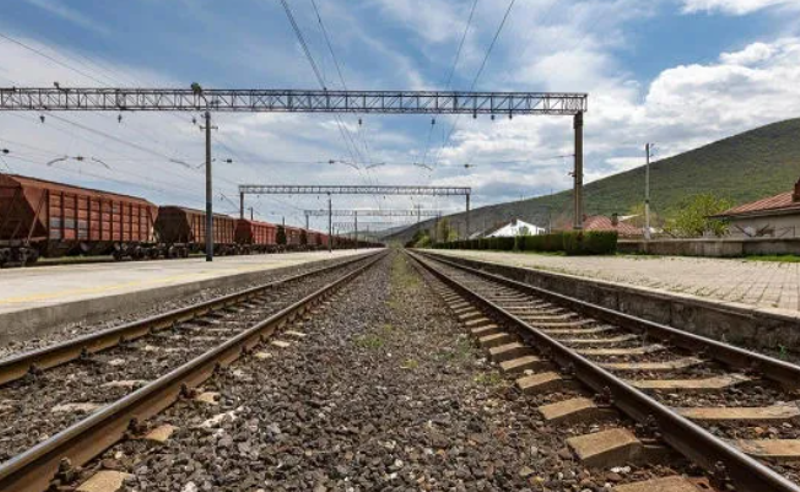 რუსეთ-საქართველოს შორის სარკინიგზო მიმოსვლის შესაძლო აღდგენა – ოპოზიცია რისკებზე მიუთითებს