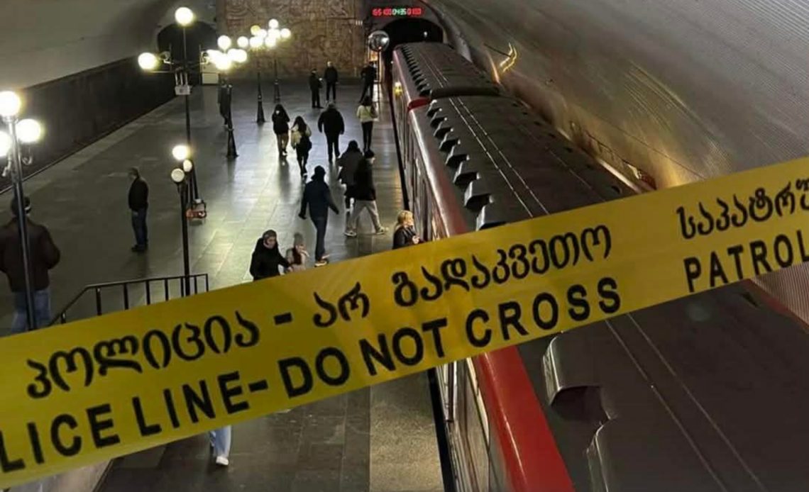 სადგურის მოედანზე მეტროს ესკალატორში ბავშვს ფეხი მოყვა