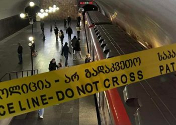 სადგურის მოედანზე მეტროს ესკალატორში ბავშვს ფეხი მოყვა