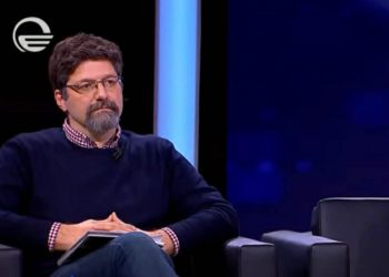 თუ ბაზრის კვლევა გეუბნება, რომ ჭარბი კადრი არ უნდა გამოუშვა და უნდა შეამცირო რაოდენობა, იმიტომ რომ ვერ დასაქმდება, მაშინ რატომ უნდა შეამცირო ის მიმართულება, მაგალითად, ეკონომიკის საერთაშორისო სკოლა რომ იყო ISET, რომელსაც 99%-იანი დასაქმება აქვს და გაუნახევრეთ ადგილები? – სიმონ ჯანაშია ირაკლი კობახიძეს