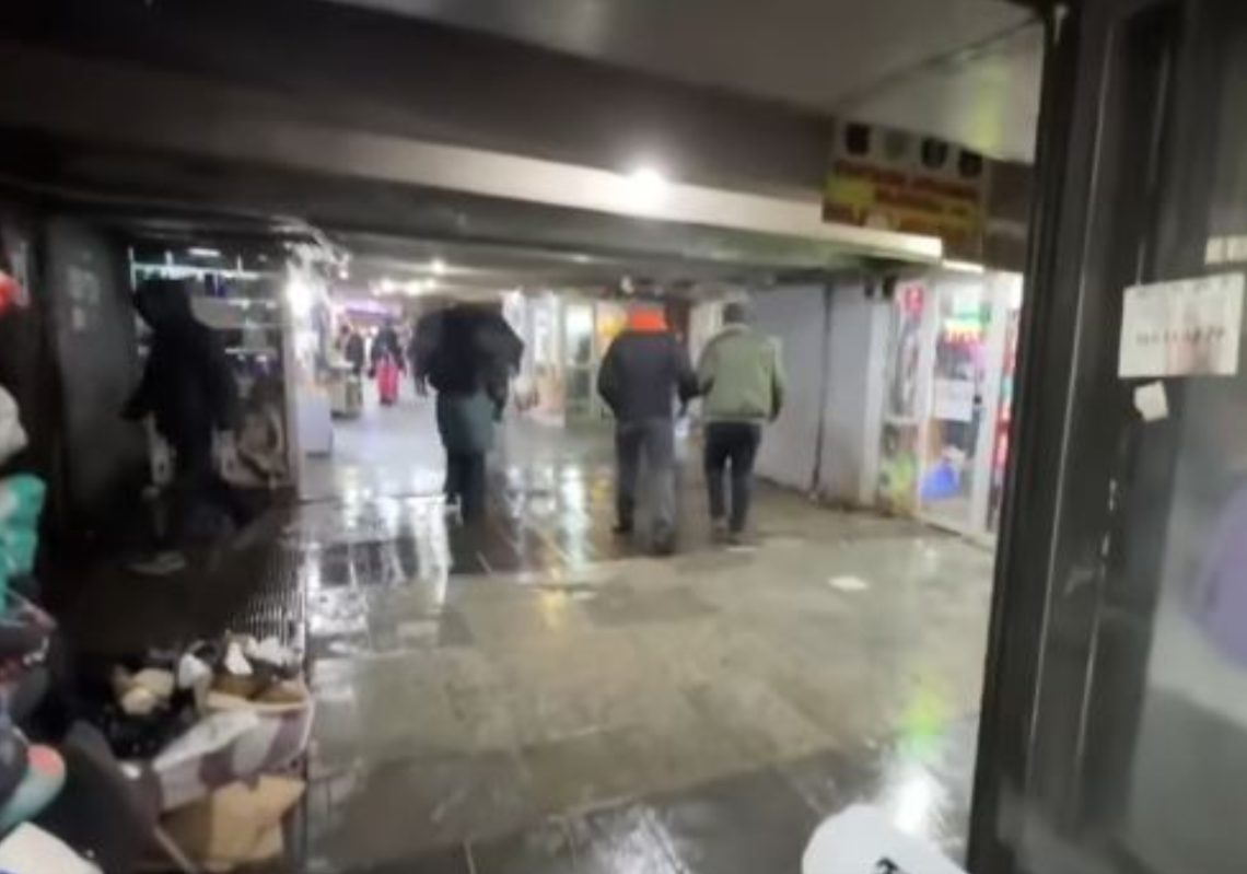 მეტრო სამგორის მიწისქვეშა გადასასვლელიში წყალი ჩამოდის  – რა კადრები ვრცელდება