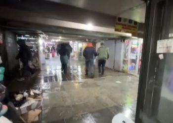 მეტრო სამგორის მიწისქვეშა გადასასვლელიში წყალი ჩამოდის  – რა კადრები ვრცელდება