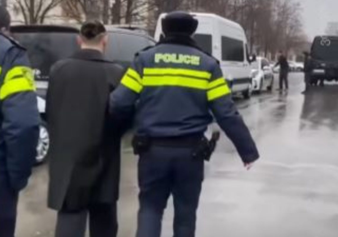 ტროტუარზე პროტესტის ბრალდებით, ფრანგული ენის მასწავლებელი, დავით ადუაშვილი სასამართლოს ეზოშივე დააკავეს