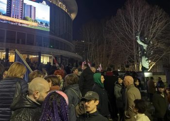 ფილარმონიასთან მოქალაქეები შაბათის ტრადიციული მარშისთვის იკრიბებიან