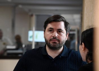 ლაშა გაბიტაშვილი თბილისის საერთაშორისო აეროპორტში  დააყოვნეს,  რა დროსაც მისი რეისი გაფრინდა, მას კი წასვლის შესაძლებლობა არ მიეცა