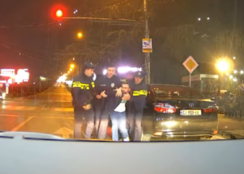 “ჩატენე, რამდენს ალაპარაკებ” – რა ჩანს პოლიტიკოსის ვაჟის დაკავების კადრებში