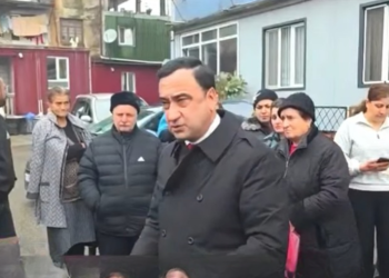 აქცია ბათუმში – ავარიული სახლის მცხოვრებლები დახმარებას ითხოვენ