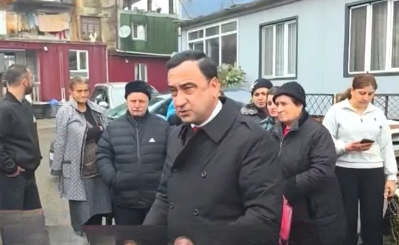 აქცია ბათუმში – ავარიული სახლის მცხოვრებლები დახმარებას ითხოვენ