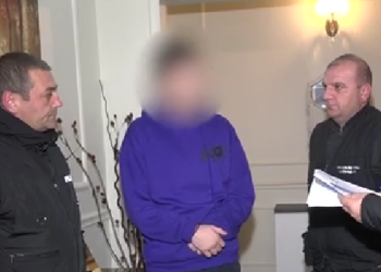 პოლიციელის ცემის ფაქტზე ბრალდებულები სასამართლომ წინასწარ პატიმრობაში გაუშვა