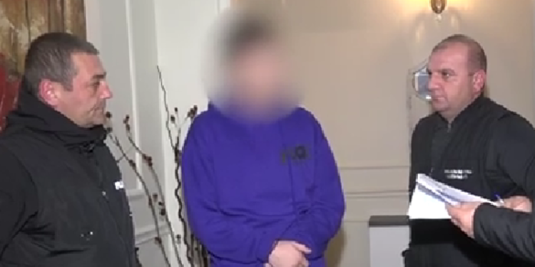 ოზურგეთში პოლიციელის ცემის ფაქტზე დაკავებულ ორი პირს მოსამართლემ წინასწარი პატიმრობა შეუფარდა