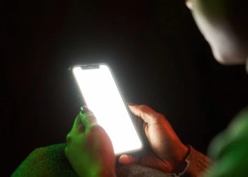 სმარტფონის სიბნელეში გამოყენება, მხედველობას აზიანებს – კვლევა