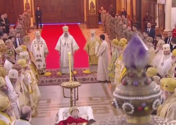 სამების ტაძარში წირვა მიმდინარეობს – მას წმინდა სინოდის წევრებთან ერთად, საპატრიარქო ტახტის მოსაყდრე, მიტროპოლიტი შიო ასრულებს