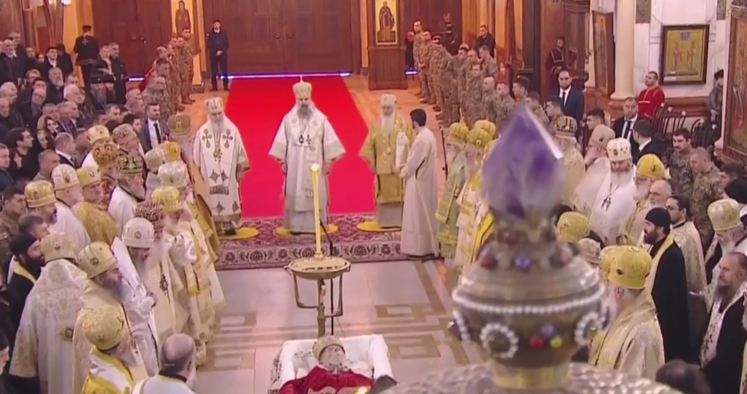 სამების ტაძარში წირვა მიმდინარეობს – მას წმინდა სინოდის წევრებთან ერთად, საპატრიარქო ტახტის მოსაყდრე, მიტროპოლიტი შიო ასრულებს