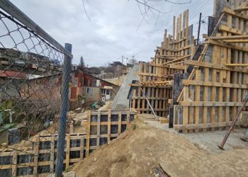 ლოტკინის დასახლებაში, უსაფრთხოების მიზნით, საყრდენი კედელი ეწყობა