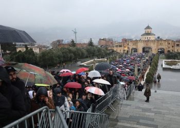 სამების საკათედრო ტაძარში ილია მეორის სამოქალაქო პანაშვიდი გრძელდება