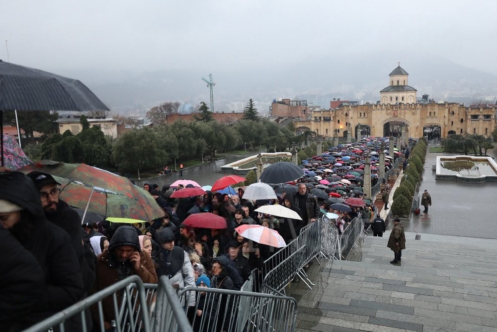 სამების საკათედრო ტაძარში ილია მეორის სამოქალაქო პანაშვიდი გრძელდება
