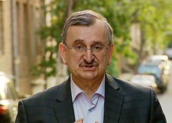 “რუსთავი 2 არის კრიმინალური კომპანია, იგი ფინანსდება “ჯორჯიან მანგანეზისაგან” ანუ ზესტაფონისა და ჭიათურის მშრომელებისაგან მოპარული ფულით” – რომან გოცირიძე