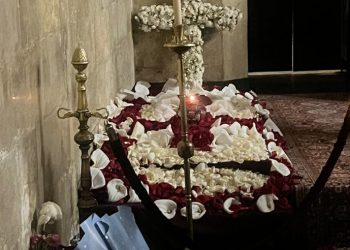 სიონთან ისევ მორწმუნეთა რიგია – ილია II-ის საფლავთან მოქალაქეები ყვავილებითა და სანთლებით მიდიან