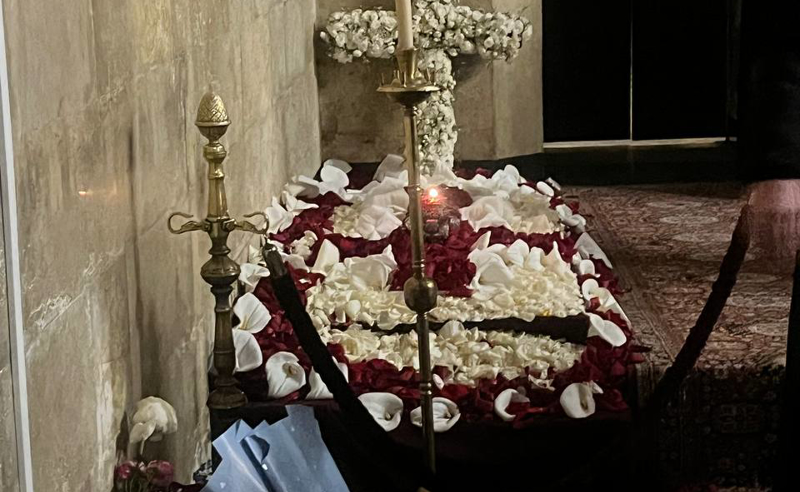 სიონთან ისევ მორწმუნეთა რიგია – ილია II-ის საფლავთან მოქალაქეები ყვავილებითა და სანთლებით მიდიან