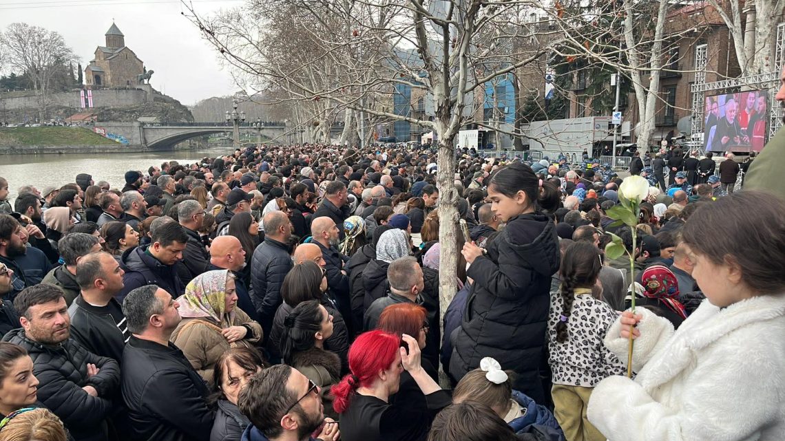 საქართველოს კათოლიკოს-პატრიარქ ილია მეორისთვის პატივის მისაგებად სიონის ტაძართან მოქალაქეები იკრიბებიან