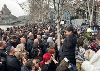 საქართველოს კათოლიკოს-პატრიარქ ილია მეორისთვის პატივის მისაგებად სიონის ტაძართან მოქალაქეები იკრიბებიან