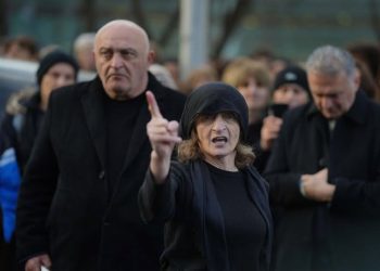 “წუხელ დაიჭირეს კიდევ ერთი!” – მოკლული მასწავლებლის, გიგა ავალიანის დედა