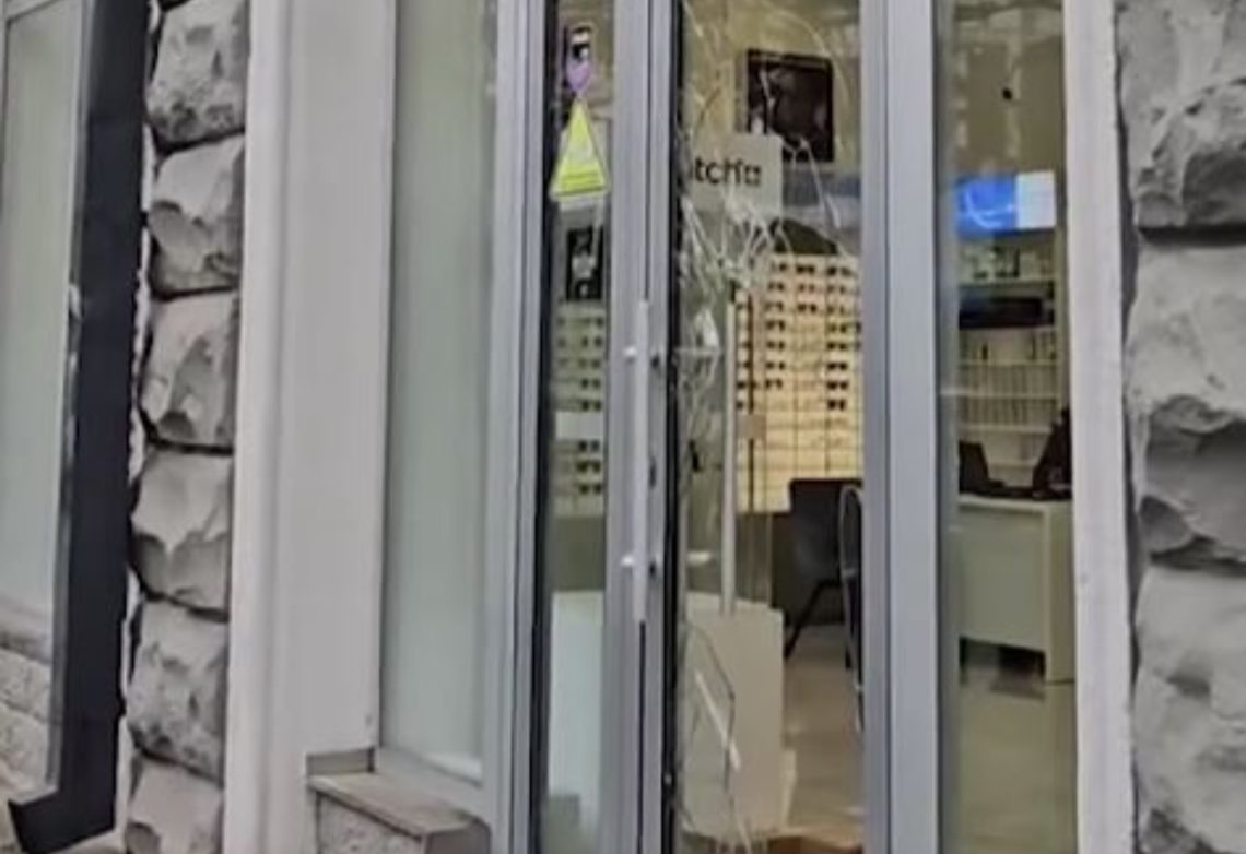 ქუთაისში არასრულწლოვანებმა სათვალეების მაღაზია ,,რონიკო” გაქურდეს