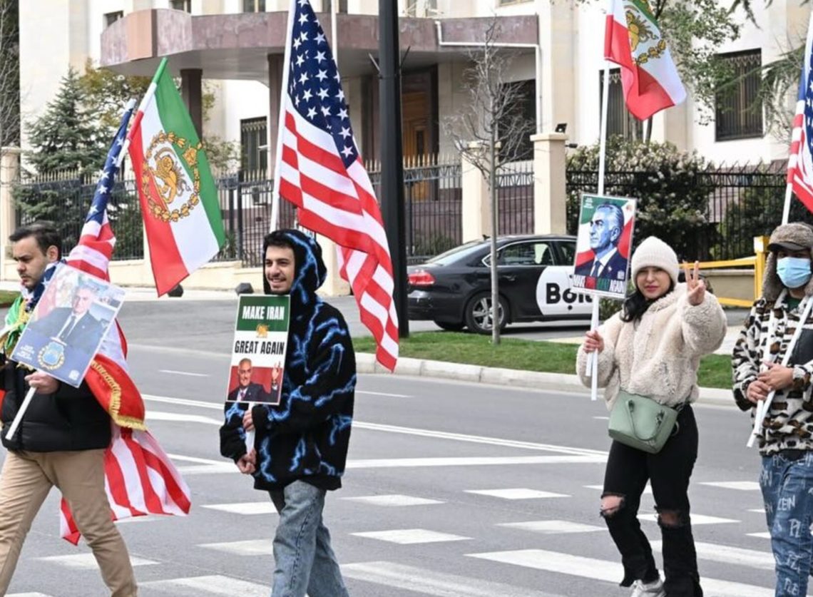 საქართველოში მცხოვრები ირანელები ამერიკისა და ირანი დროშებით ირანის საელჩოსთან შეიკრიბნენ