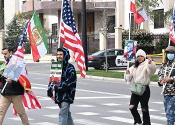 საქართველოში მცხოვრები ირანელები ამერიკისა და ირანი დროშებით ირანის საელჩოსთან შეიკრიბნენ