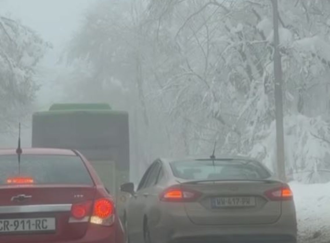 “წყნეთიდან კოჯრის მიმართულებით გზა არის ჩახერგილი… ნახევარი საათია ვდგავართ, როგორც ყოველთვის ჩვენი პატრონი არავინ არის”  – წერს მოქალაქე