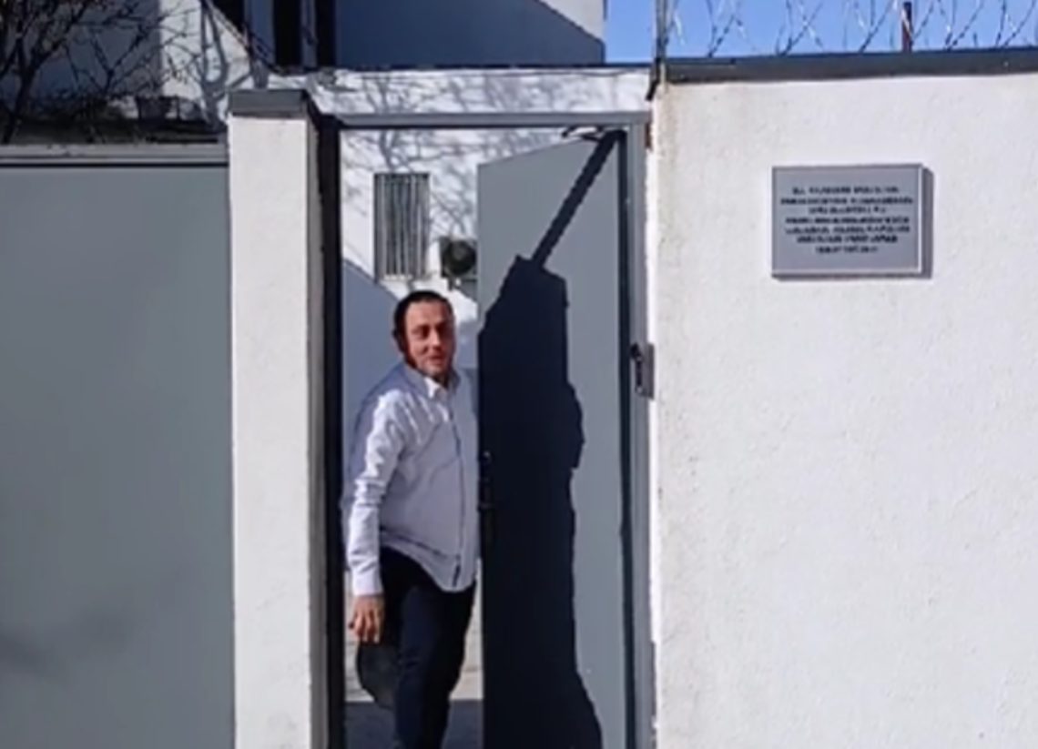 Facebook სტატუსზე კომენტარის გამო დაკავებულმა ლაშა ჩხარტიშვილმა იზოლატორი დატოვა