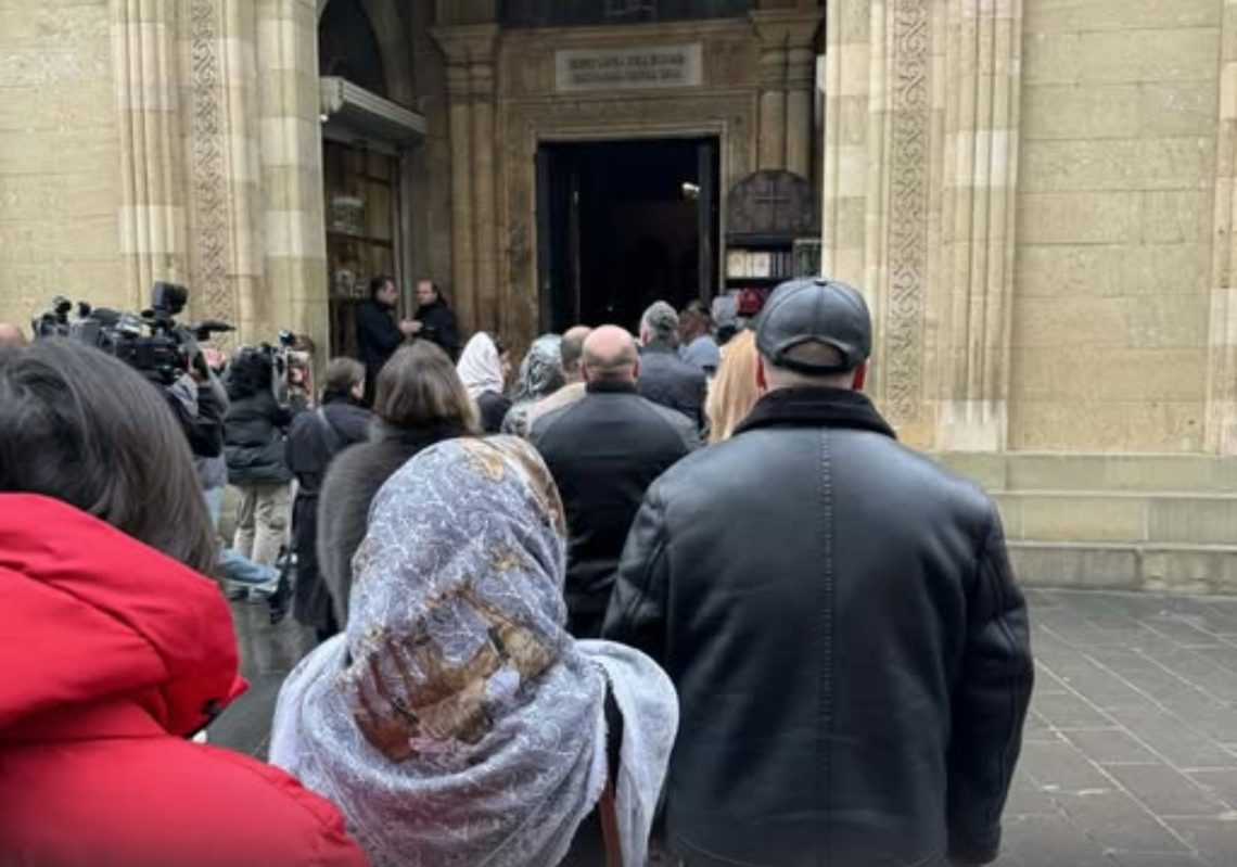 მოქალაქეების რიგი სიონში, ილია II-ის საფლავისთვის პატივის მისაგებად