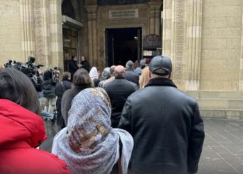 მოქალაქეების რიგი სიონში, ილია II-ის საფლავისთვის პატივის მისაგებად