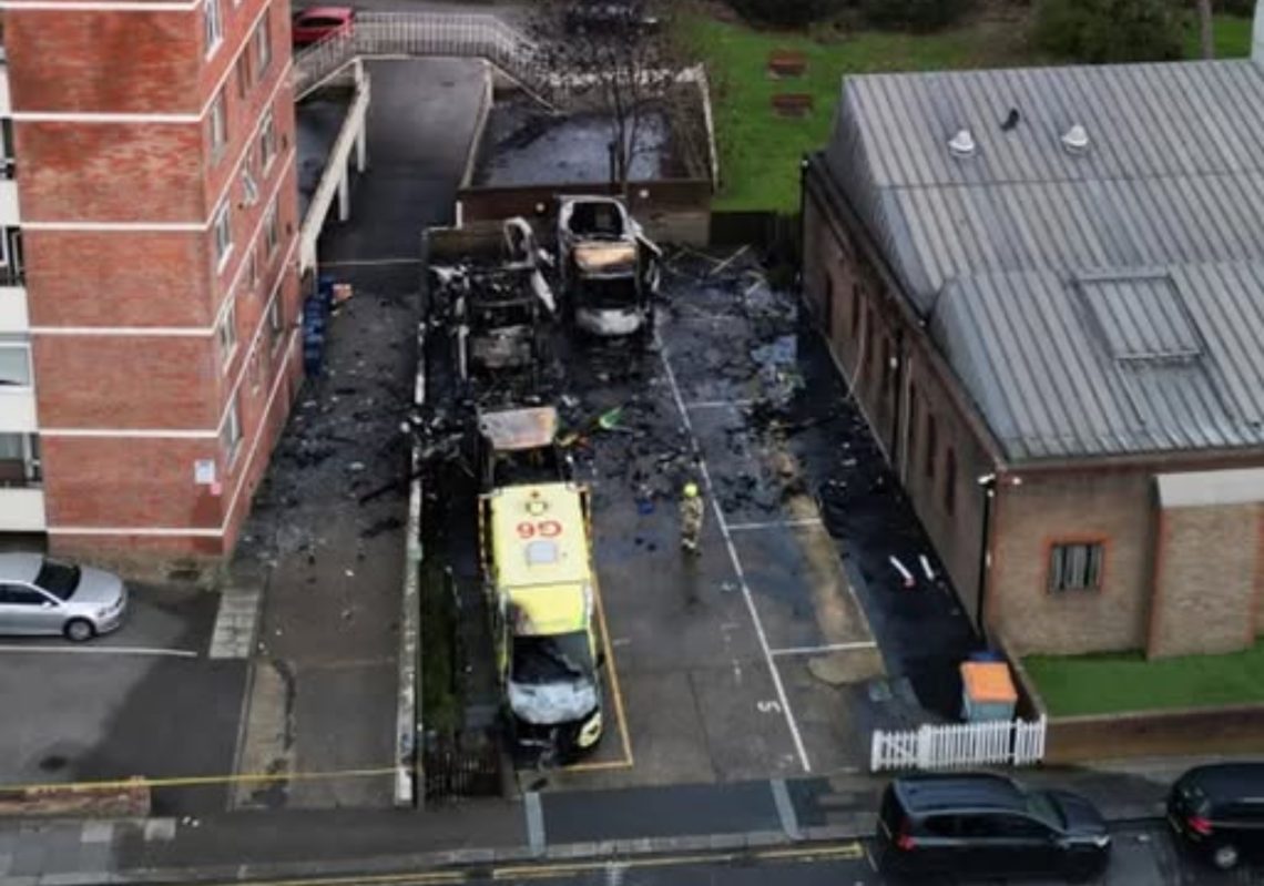 „საკმარისია, საჭიროა საფუძვლიანი გამოძიება და გადამჭრელი ზომების მიღება… დუმილის და უმოქმედობის დრო ამოიწურა” – ისრაელის საელჩო ლონდონში, სინაგოგასთან მომხდარ ფაქტზე