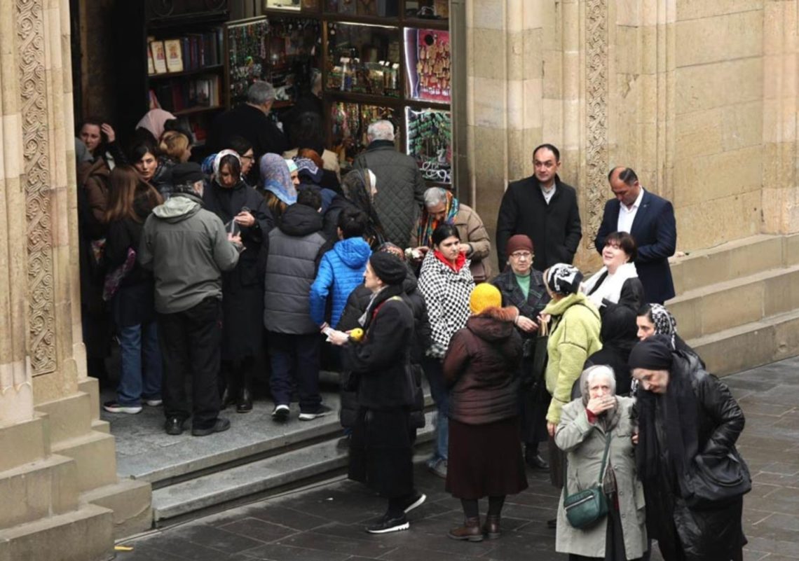 სიონის ტაძარში მოქალაქეები საქართველოს კათოლიკოს-პატრიარქის, ილია მეორისთვის პატივის მისაგებად მიდიან