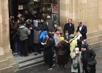 სიონის ტაძარში მოქალაქეები საქართველოს კათოლიკოს-პატრიარქის, ილია მეორისთვის პატივის მისაგებად მიდიან