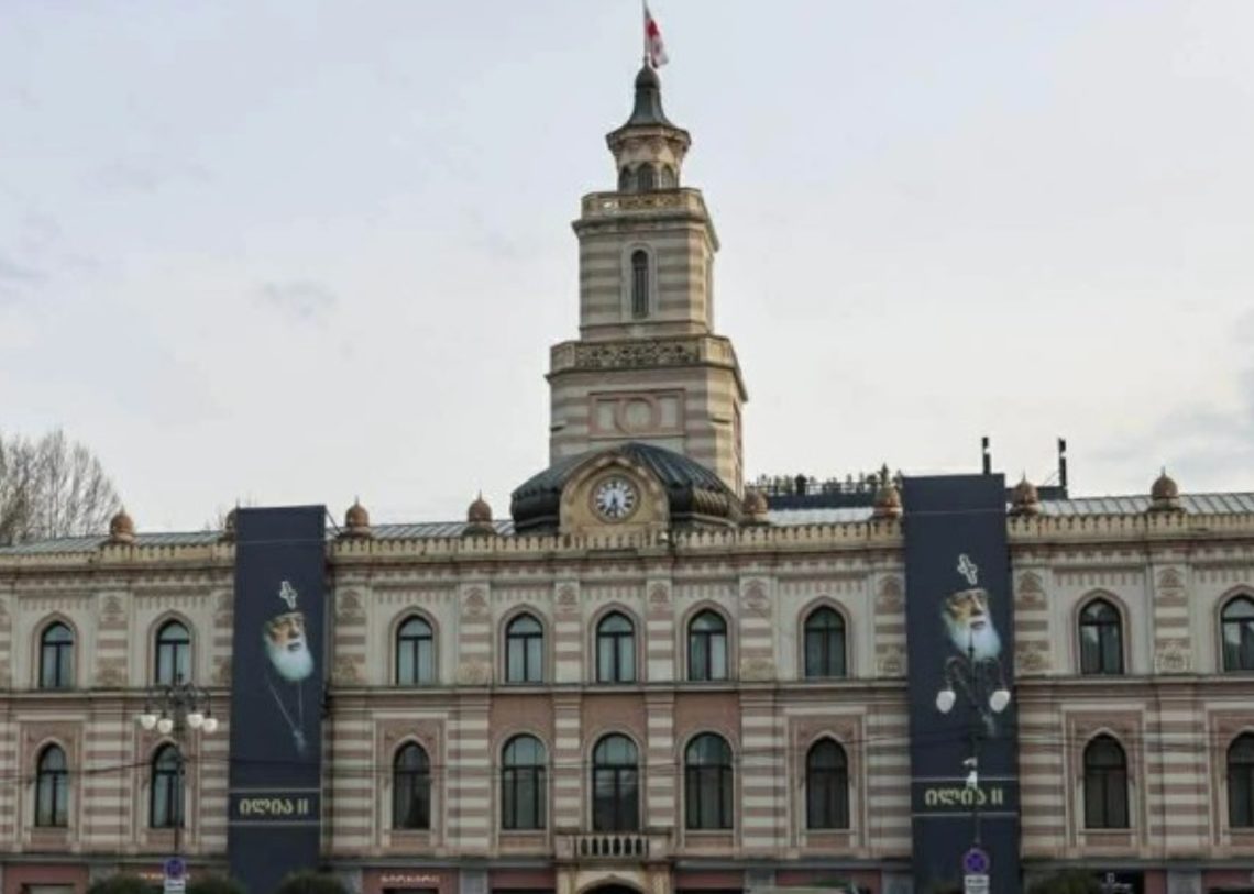 მოსალოდნელი უამინდობისა და ძლიერი ქარის გამო, თბილისის საკრებულოს შენობის ფასადიდან პატრიარქის ბანერები დროებით მოიხსნება