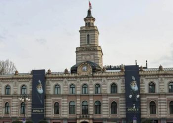 მოსალოდნელი უამინდობისა და ძლიერი ქარის გამო, თბილისის საკრებულოს შენობის ფასადიდან პატრიარქის ბანერები დროებით მოიხსნება