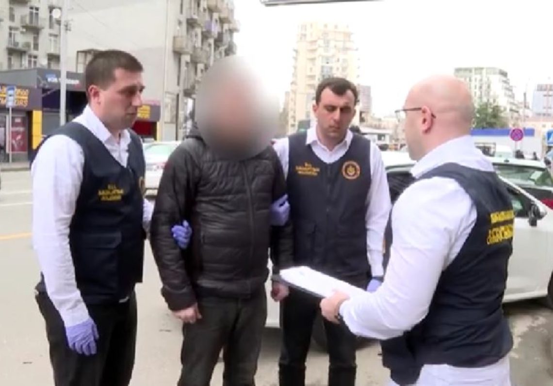 ქრთამის აღების ფაქტზე პატრულ-ინსპექტორი, უფლებამოსილების ბოროტად გამოყენების ბრალდებით კი აჭარის დაცვის პოლიციის მთავარი სამმართველოს უფროსი დააკავეს