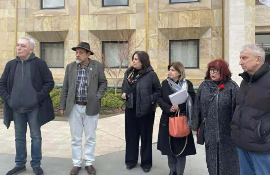 ილიას სახელმწიფო უნივერსიტეტის ლექტორები ირაკლი კობახიძესთან შეხვედრას ითხოვენ