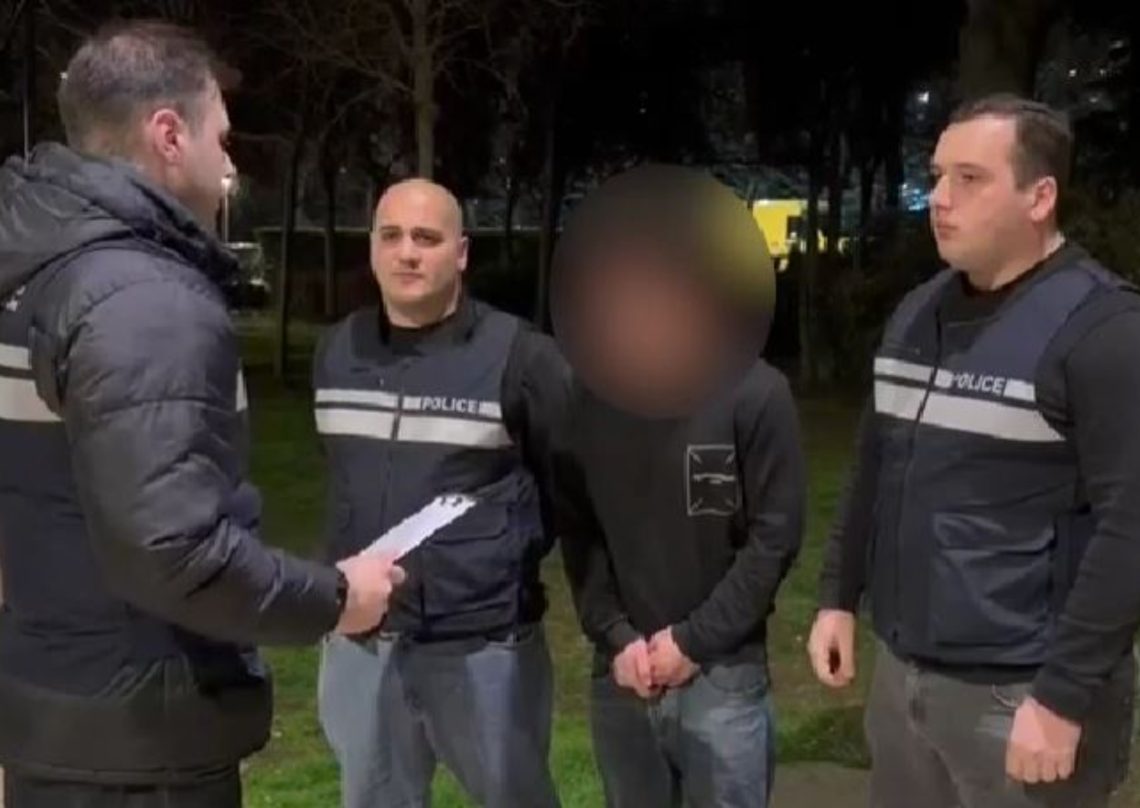 “უცხო ქვეყნის მოქალაქეს ფიზიკურად დაუპირისპირდნენ და პირადი ნივთები გასტაცეს” – შსს-მ ორი პირი დააკავა