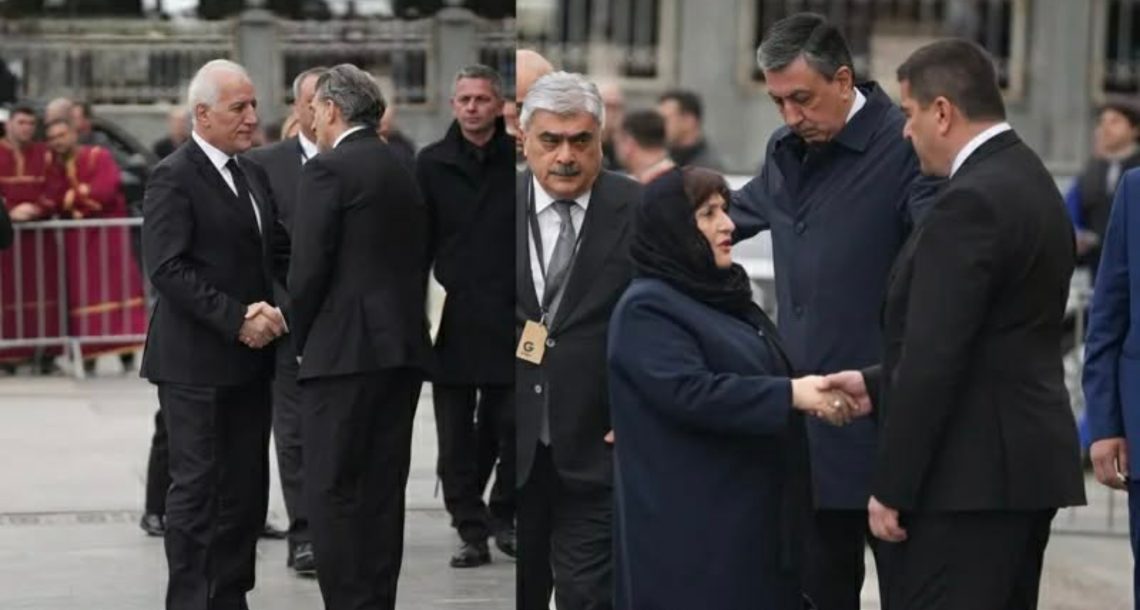 სამების ტაძრის ეზოში, სომხეთის პრეზიდენტს მიხეილ ყაველაშვილი, აზერბაიჯანის მეჯლისის თავმჯდომარეს კი – შალვა პაპუაშვილი დახვდა