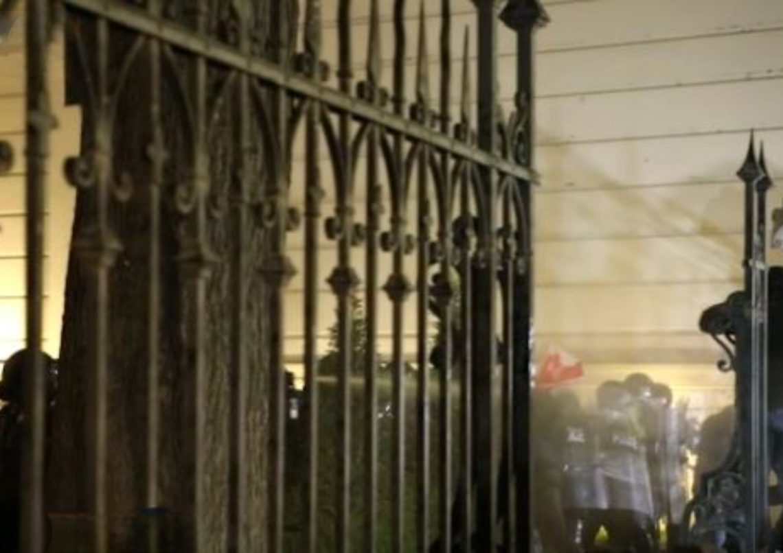 სასახლის ღობის საქმე – სასამართლოს ჩვენებას ათონელის რეზიდენციის დაცვის თანამშრომელი აძლევს