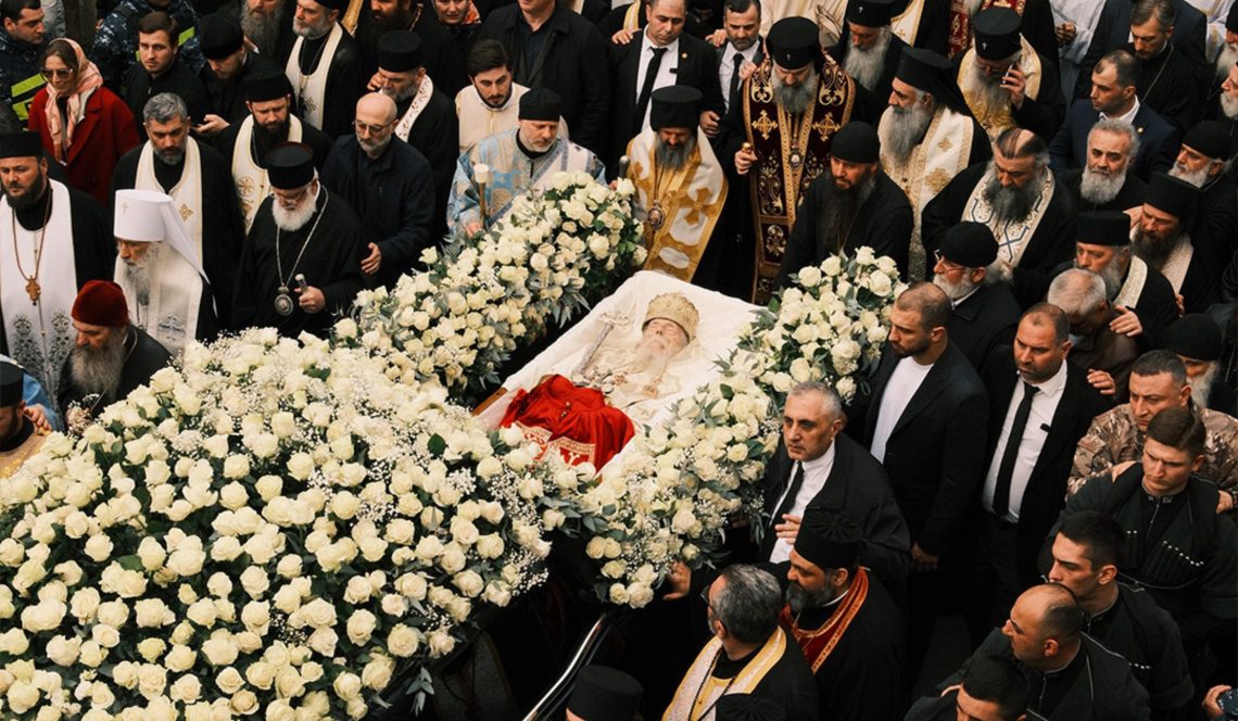 ილია მეორის სამგლოვიარო პროცესია სიონის ტაძრისკენ მიემართება – პატრიარქს უკანასკნელ გზაზე ათასობით მოქალაქე, ფეხით მიაცილებს