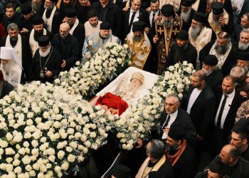 ილია მეორის სამგლოვიარო პროცესია სიონის ტაძრისკენ მიემართება – პატრიარქს უკანასკნელ გზაზე ათასობით მოქალაქე, ფეხით მიაცილებს