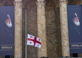 სახელმწიფო შენობებზე პატრიარქ ილია მეორის ბანერები გადმოფინეს