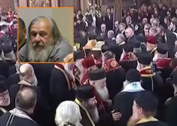 პირი, რომელმაც სიონის ტაძარში კობახიძის, ყაველაშვილისა და სხვა მაღალჩინოსნების მისამართით თქვა: “დროა ხელისუფლებამ პასუხი აგოს” – ირაკლი ხომასურიძეა