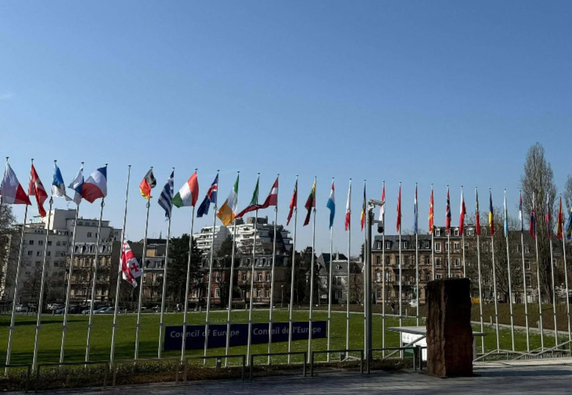 ილია მეორის ხსოვნისადმი პატივსაცემად, სტრასბურგში, ევროპის სასახლესთან ევროპისა და საქართველოს დროშები დაეშვა