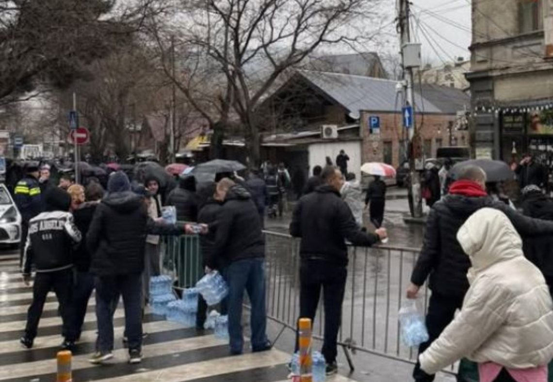 სამებისკენ მიმავალ გზაზე მოქალაქეები ერთმანეთს წყალს ურიგებენ