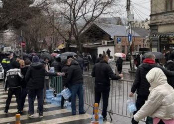 სამებისკენ მიმავალ გზაზე მოქალაქეები ერთმანეთს წყალს ურიგებენ